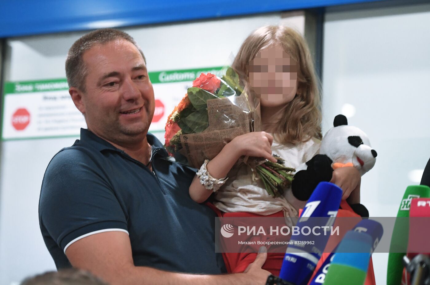 Прилет Сергея Уханова с дочерью Лизой в Москву