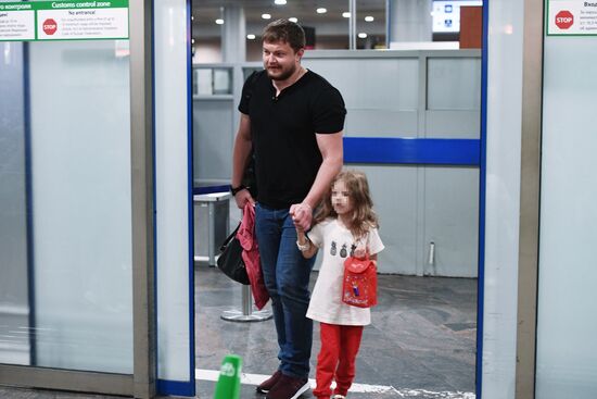 Прилет Сергея Уханова с дочерью Лизой в Москву