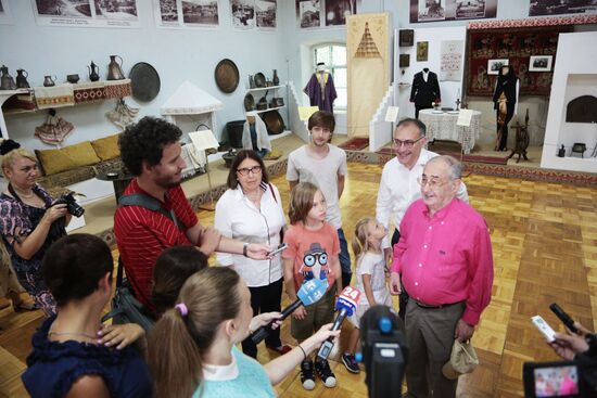 Делегация французских и турецких потомков табачного магната Стамболи посетила Крым