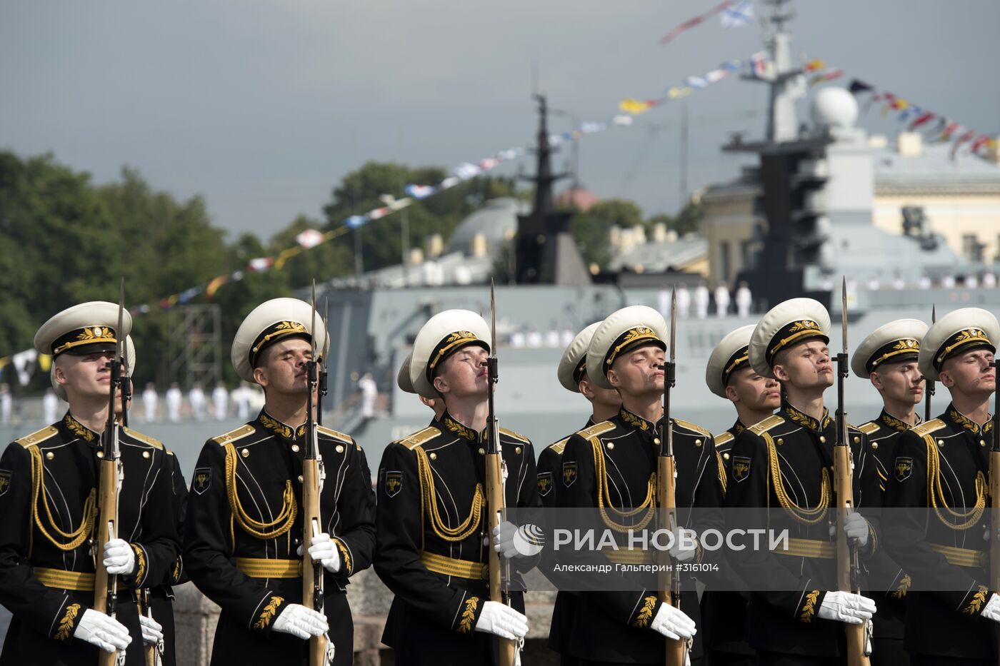 Генеральная репетиция военно-морского парада ко дню ВМФ в Санкт-Петербурге