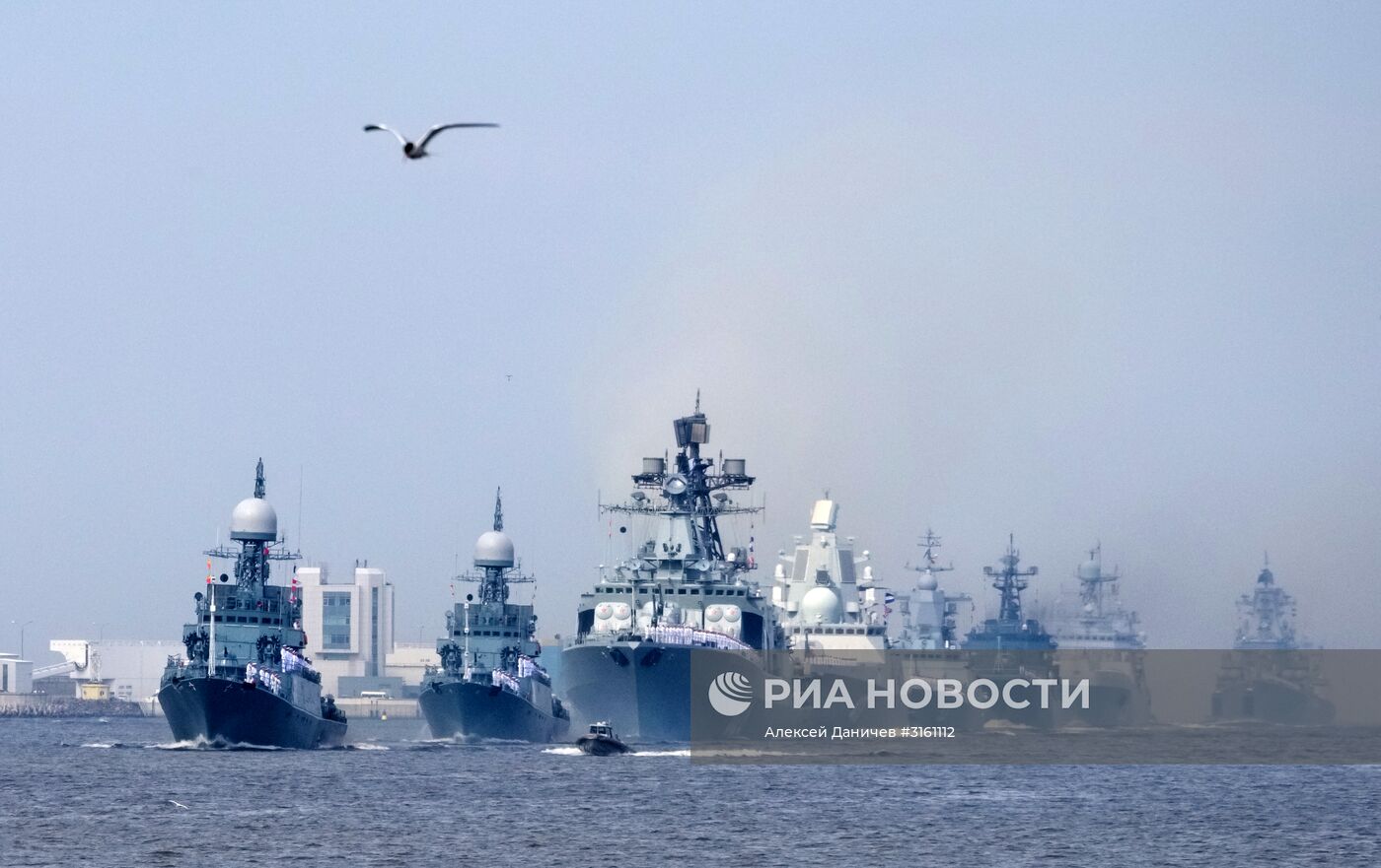 Генеральная репетиция военно-морского парада ко дню ВМФ в Кронштадте