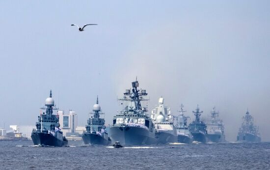 Генеральная репетиция военно-морского парада ко дню ВМФ в Кронштадте