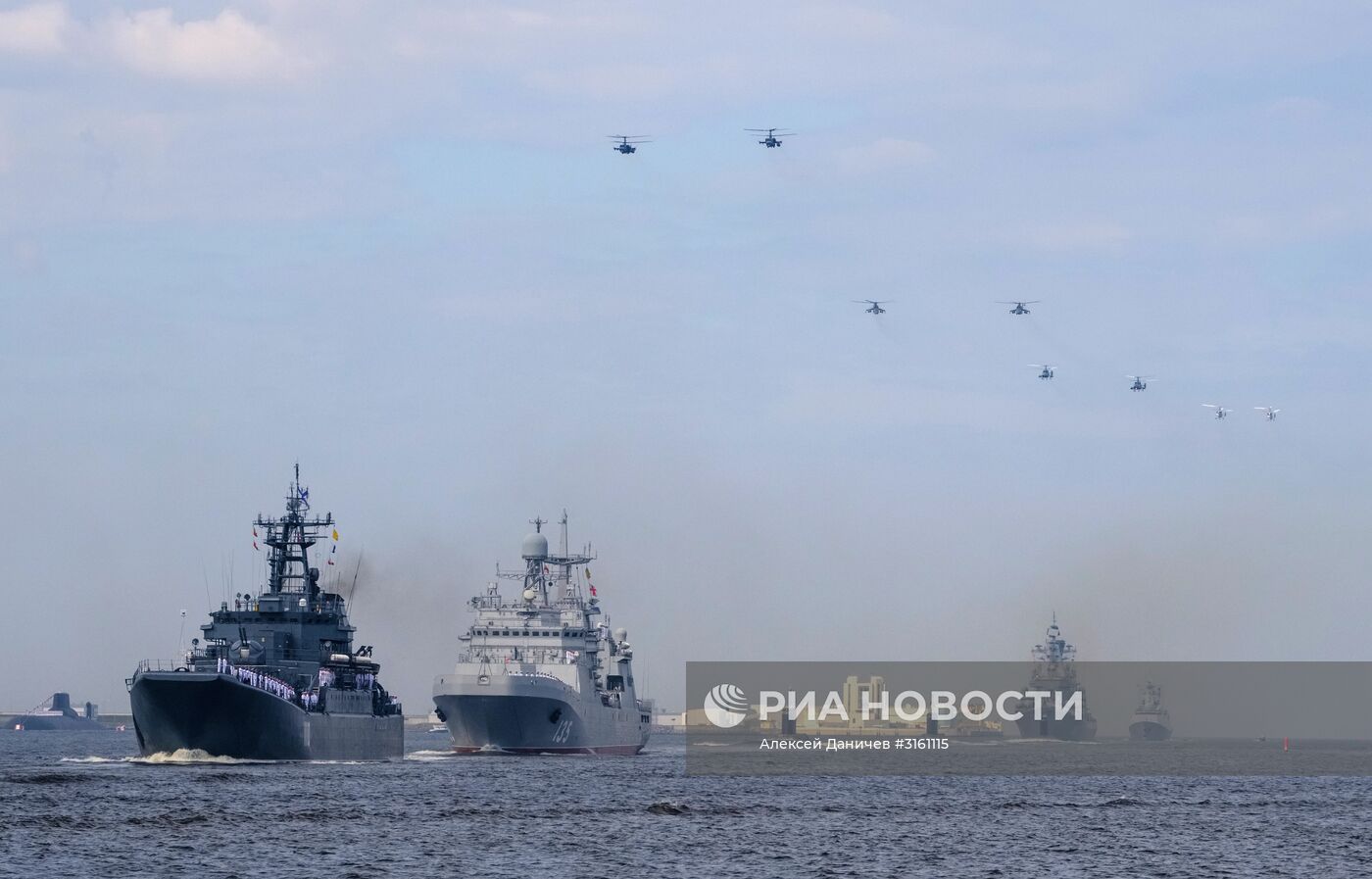 Генеральная репетиция военно-морского парада ко дню ВМФ в Кронштадте