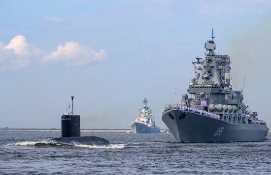 Генеральная репетиция военно-морского парада ко дню ВМФ в Кронштадте