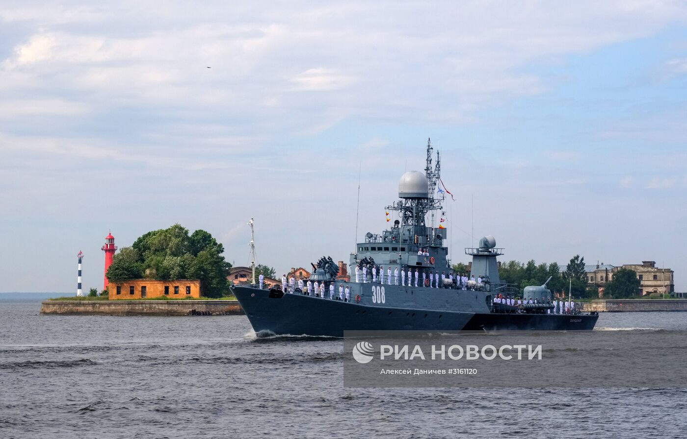 Генеральная репетиция военно-морского парада ко дню ВМФ в Кронштадте
