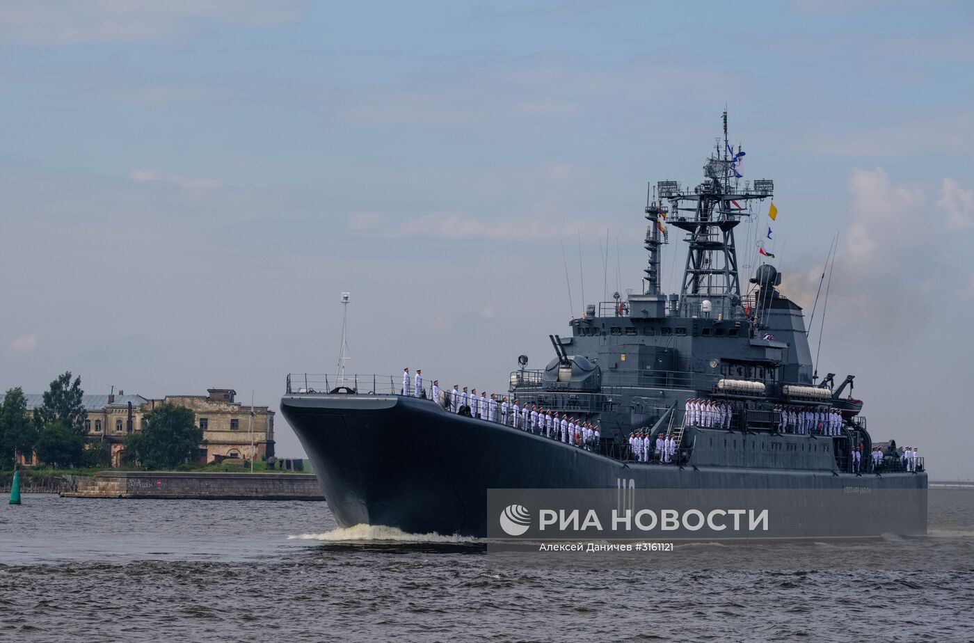 Генеральная репетиция военно-морского парада ко дню ВМФ в Кронштадте