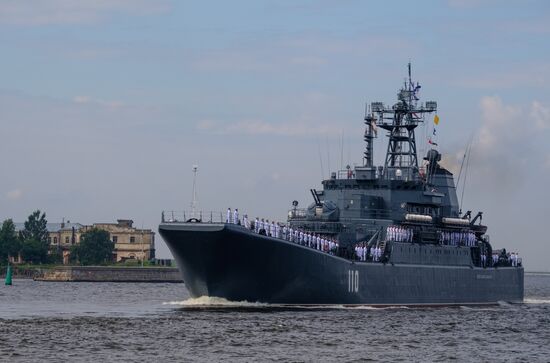 Генеральная репетиция военно-морского парада ко дню ВМФ в Кронштадте