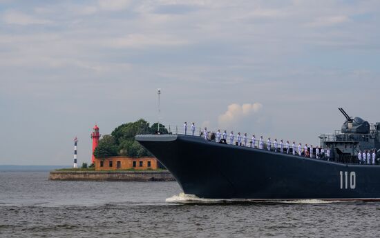 Генеральная репетиция военно-морского парада ко дню ВМФ в Кронштадте