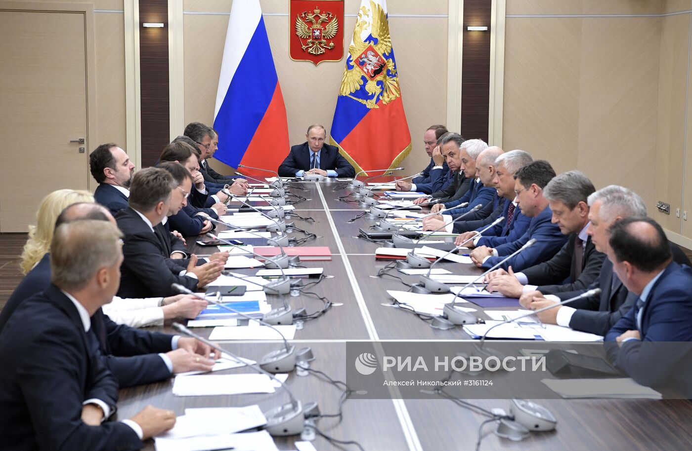 Президент РФ В. Путин провел совещание с членами Правительства РФ