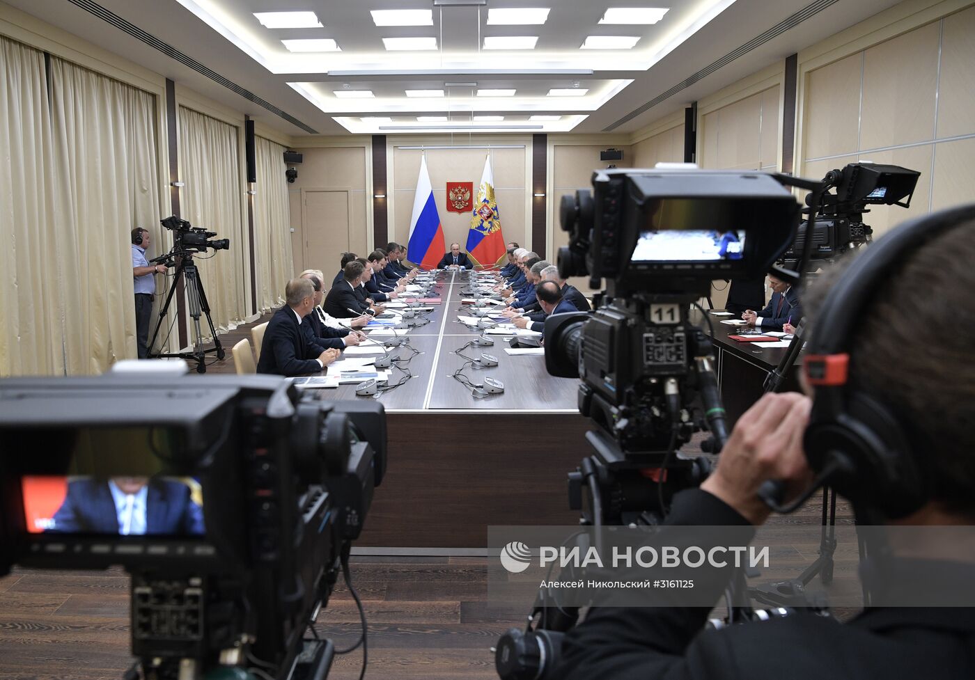 Президент РФ В. Путин провел совещание с членами Правительства РФ