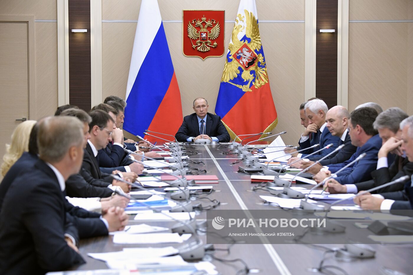 Президент РФ В. Путин провел совещание с членами Правительства РФ