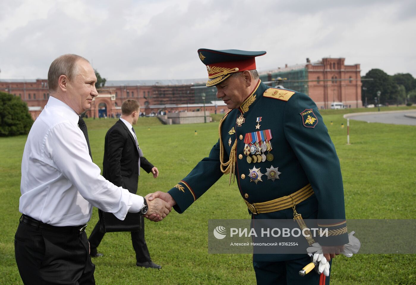 Президент РФ В. Путин принимает участие в торжествах по случаю Дня ВМФ РФ