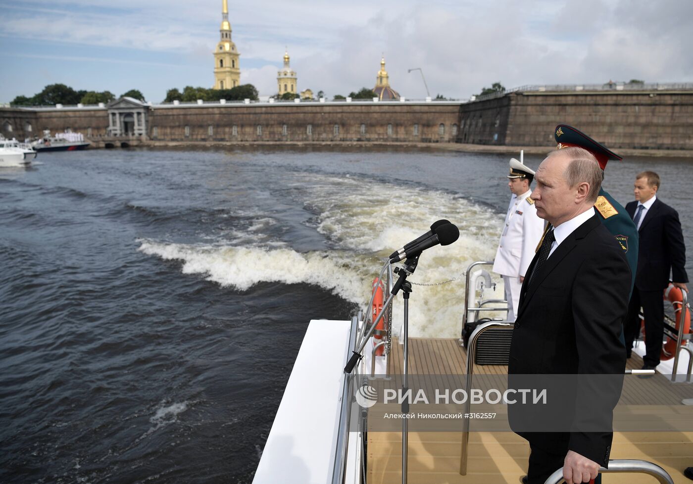 Президент РФ В. Путин принимает участие в торжествах по случаю Дня ВМФ РФ