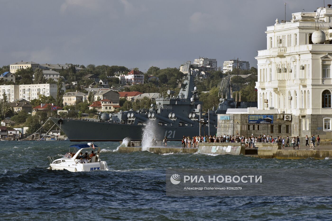 Шторм в Севастопольской бухте в Крыму