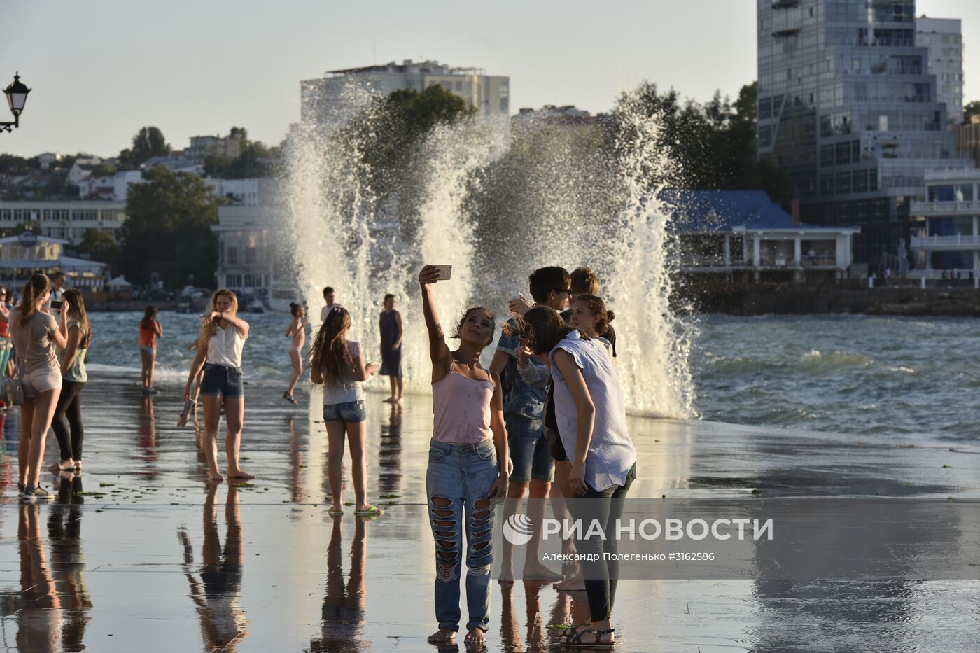 Шторм в Севастопольской бухте в Крыму