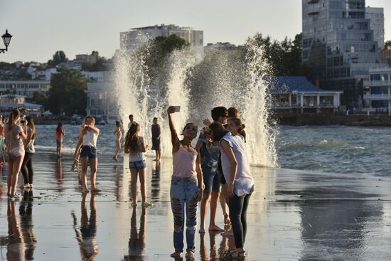 Шторм в Севастопольской бухте в Крыму