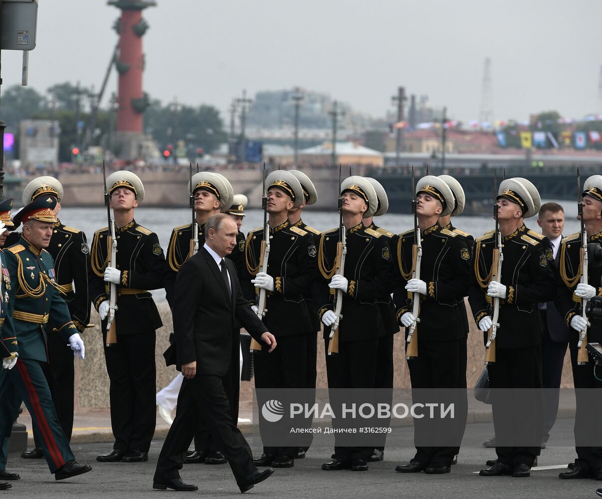 Президент РФ В. Путин принимает участие в торжествах по случаю Дня ВМФ РФ