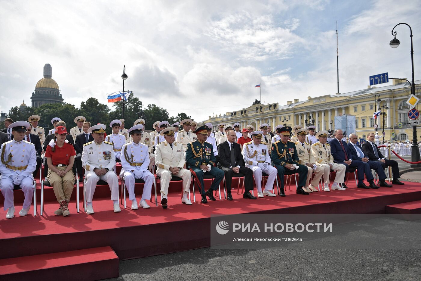 Президент РФ В. Путин принимает участие в торжествах по случаю Дня ВМФ РФ