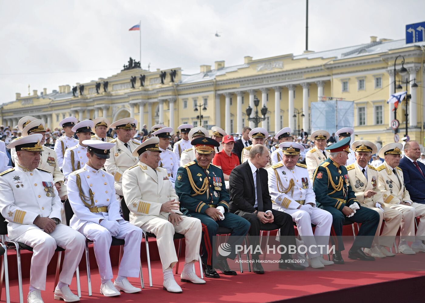 Президент РФ В. Путин принимает участие в торжествах по случаю Дня ВМФ РФ