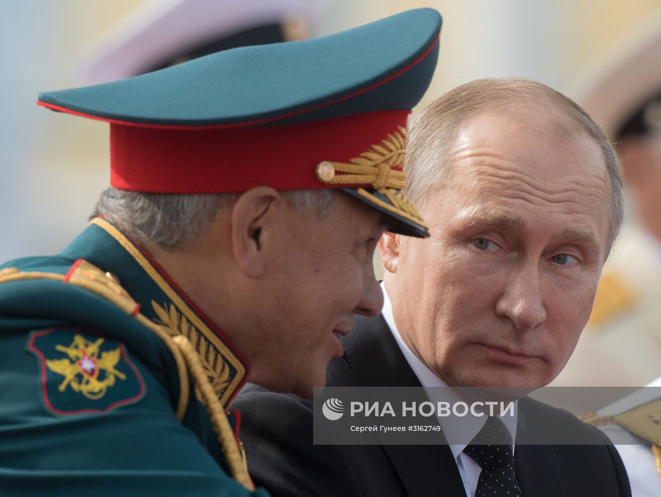 Президент РФ В. Путин принимает участие в торжествах по случаю Дня ВМФ РФ