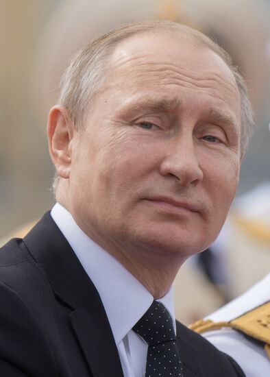 Президент РФ В. Путин принимает участие в торжествах по случаю Дня ВМФ РФ