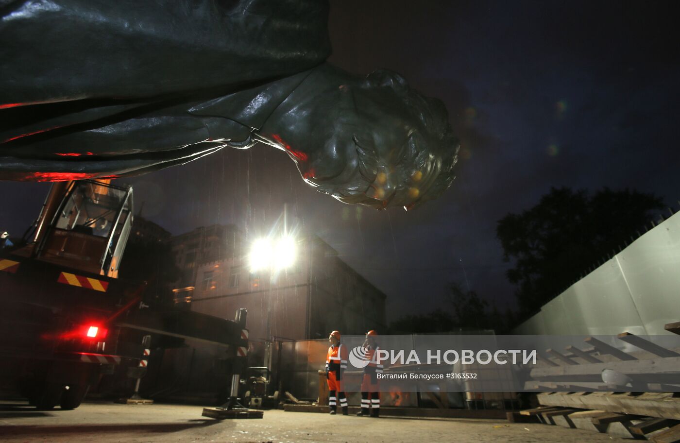 Памятник Максиму Горькому перевезли из "Музеона" на площадь Тверская Застава