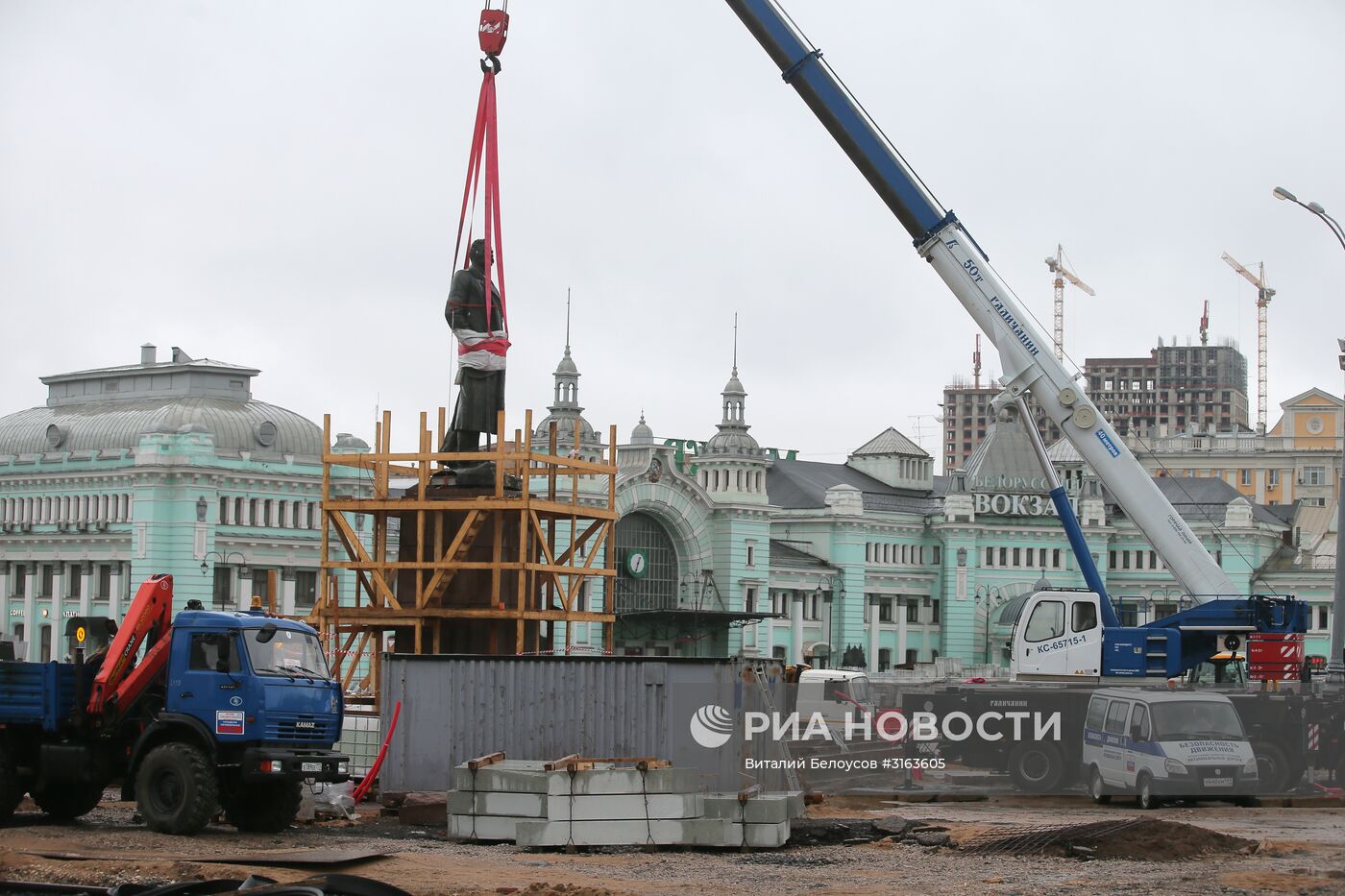 Памятник Максиму Горькому перевезли из "Музеона" на площадь Тверская Застава