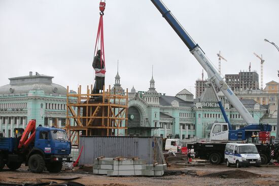 Памятник Максиму Горькому перевезли из "Музеона" на площадь Тверская Застава