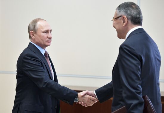 Президент РФ В. Путин встретился с главой Калмыкии А. Орловым