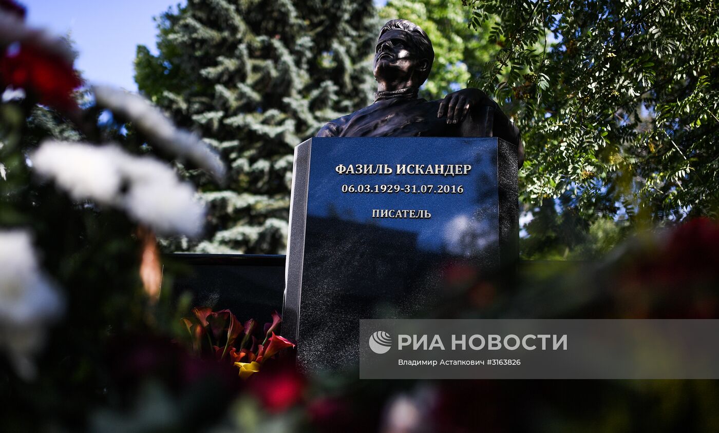 Церемония открытия памятника Фазилю Искандеру на Новодевичьем кладбище