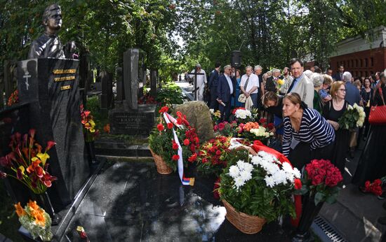 Церемония открытия памятника Фазилю Искандеру на Новодевичьем кладбище