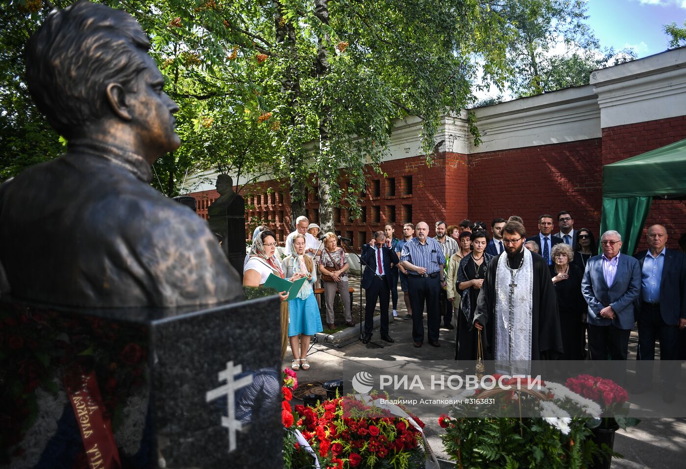 Церемония открытия памятника Фазилю Искандеру на Новодевичьем кладбище