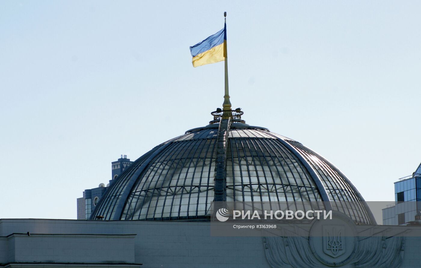 Флаг на крыше Верховной Рады Украины в Киеве
