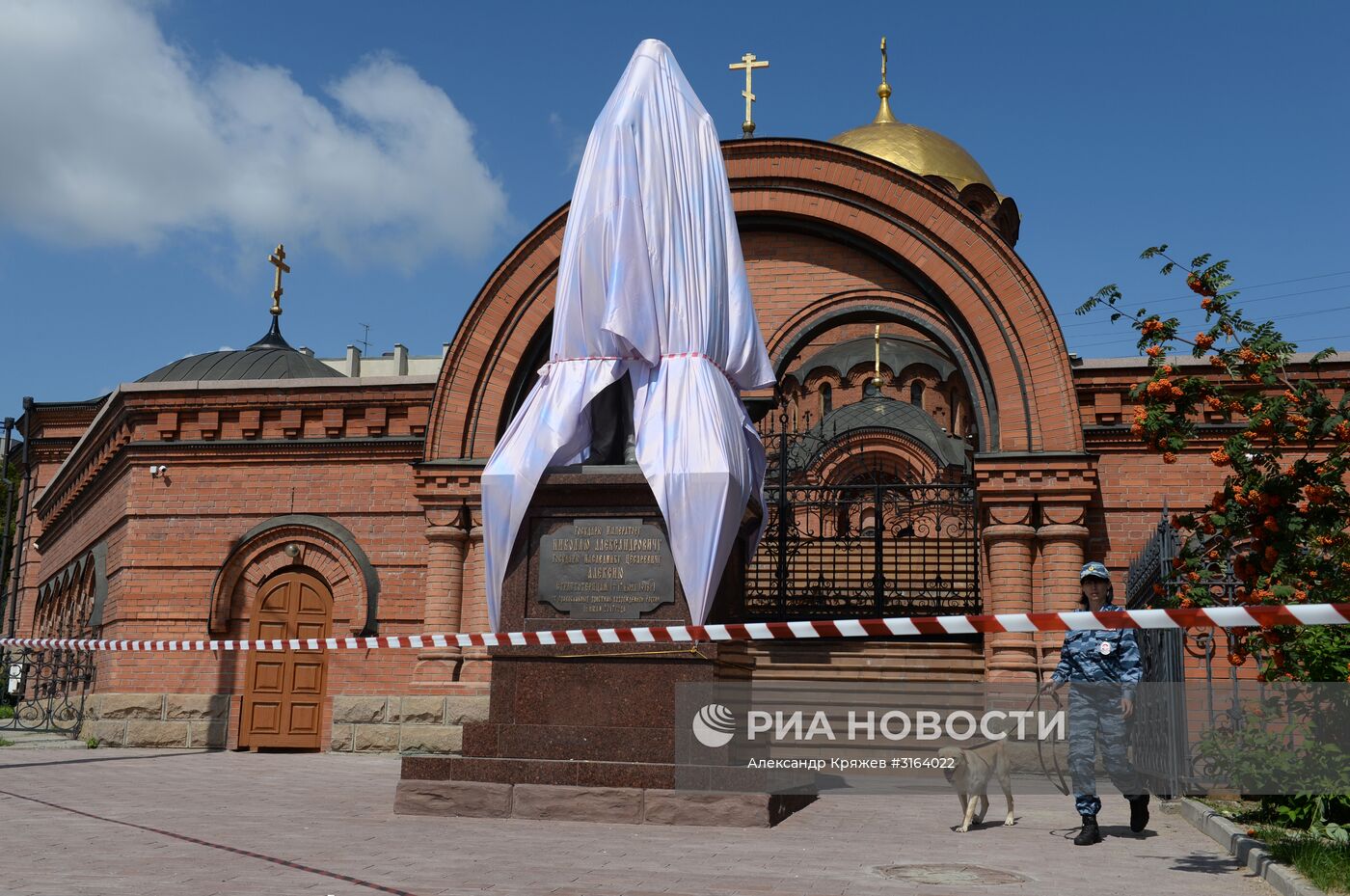 Памятник Николаю II и цесаревичу Алексею поврежден в Новосибирске
