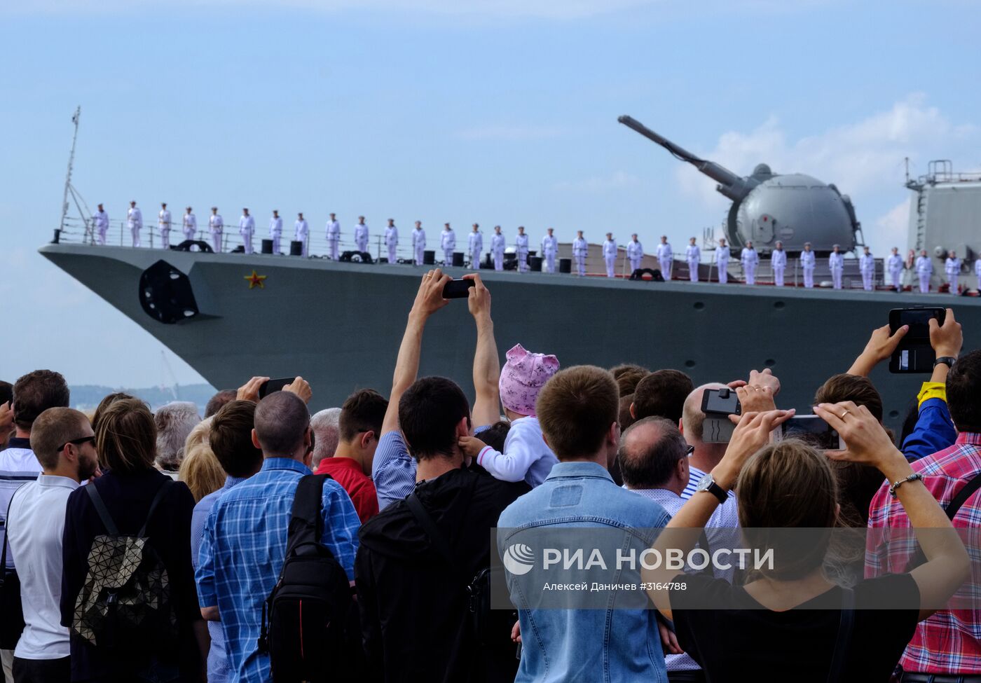 Генеральная репетиция военно-морского парада ко дню ВМФ в Кронштадте