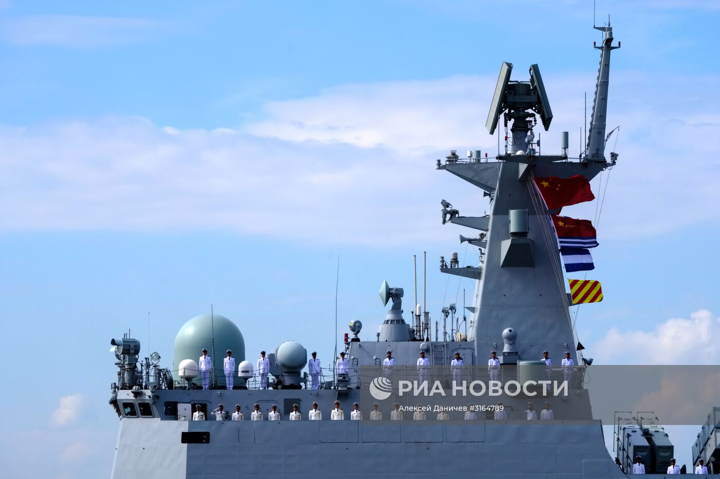 Генеральная репетиция военно-морского парада ко дню ВМФ в Кронштадте