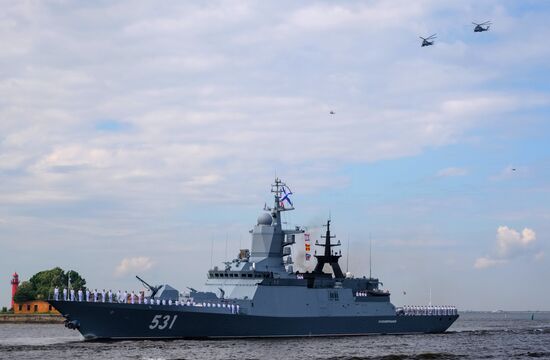 Генеральная репетиция военно-морского парада ко дню ВМФ в Кронштадте