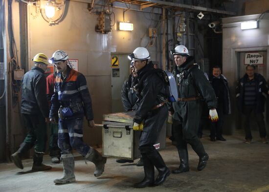 В Якутии продолжается спасательная операция на руднике "Мир"