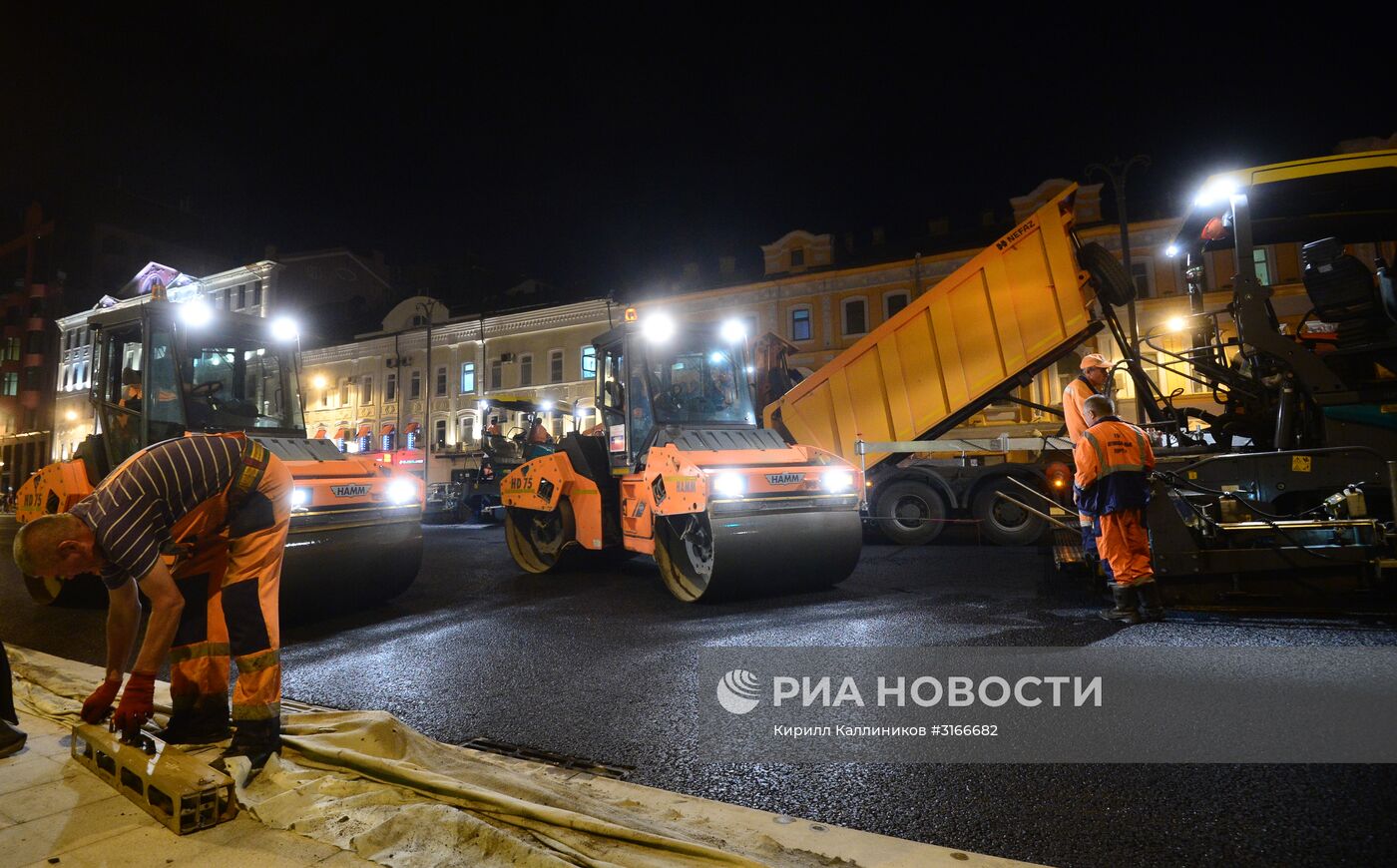 Укладка асфальта на Тверской улице