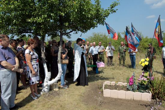 Траурная церемония, посвященная гибели фотокорреспондента Андрея Стенина, в Донецкой области