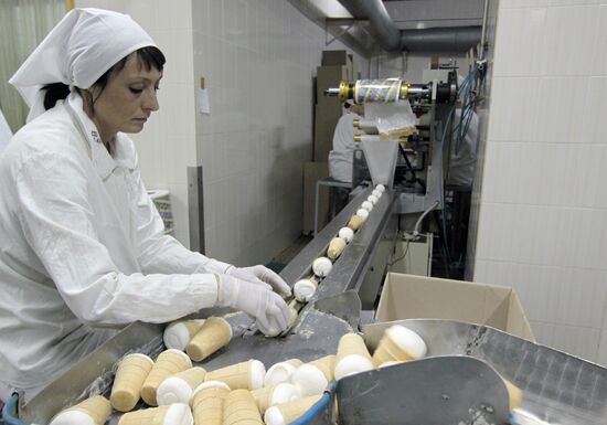 Работа предприятия по производству мороженого в Донецке