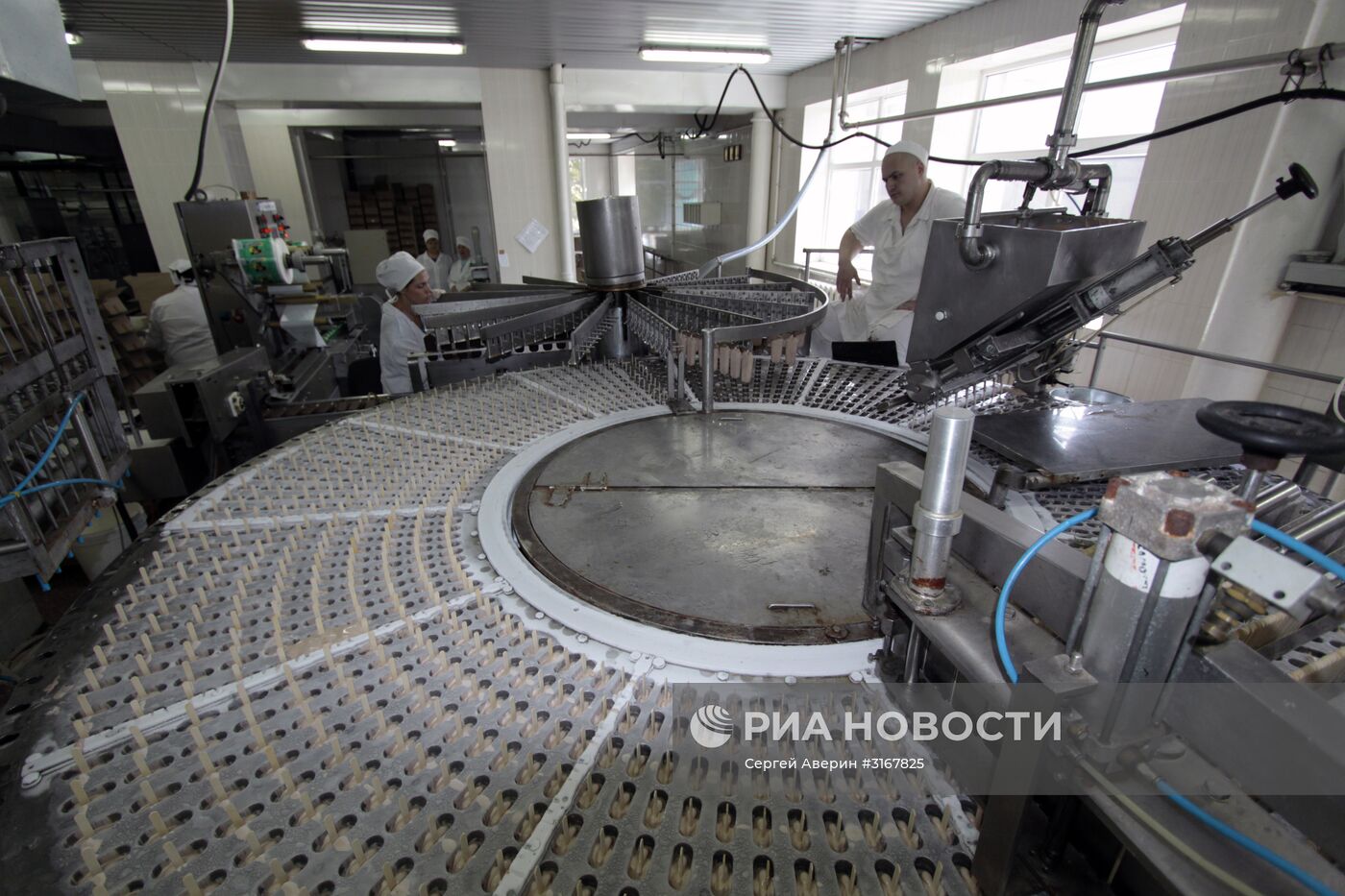Работа предприятия по производству мороженого в Донецке