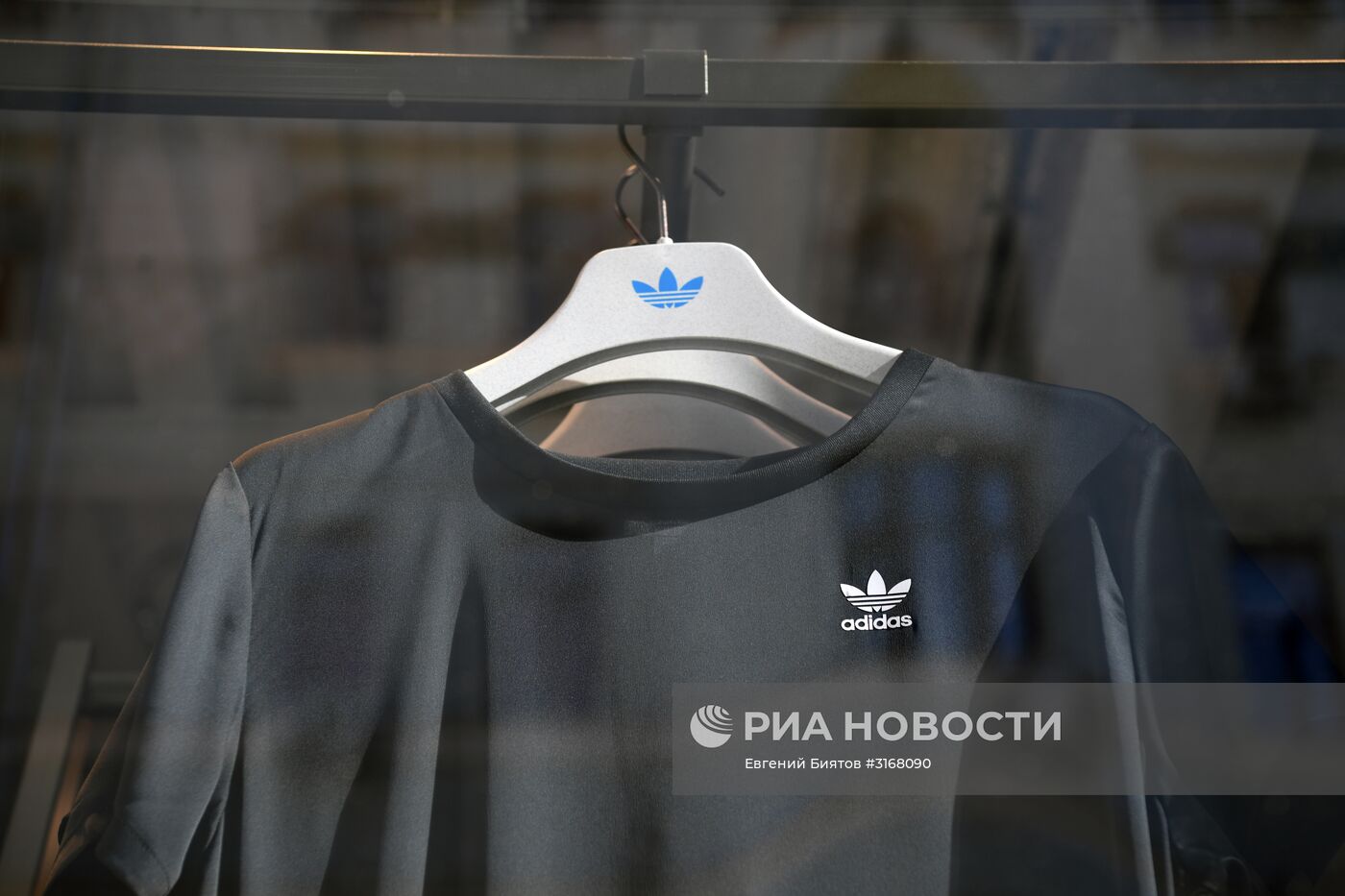 Компания Adidas в этом году закроет ряд магазинов в России
