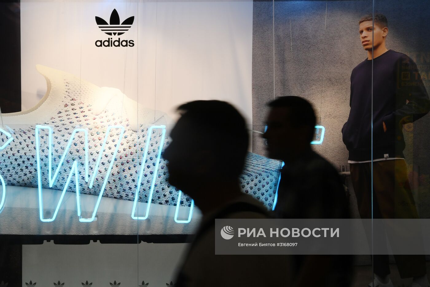 Компания Adidas в этом году закроет ряд магазинов в России