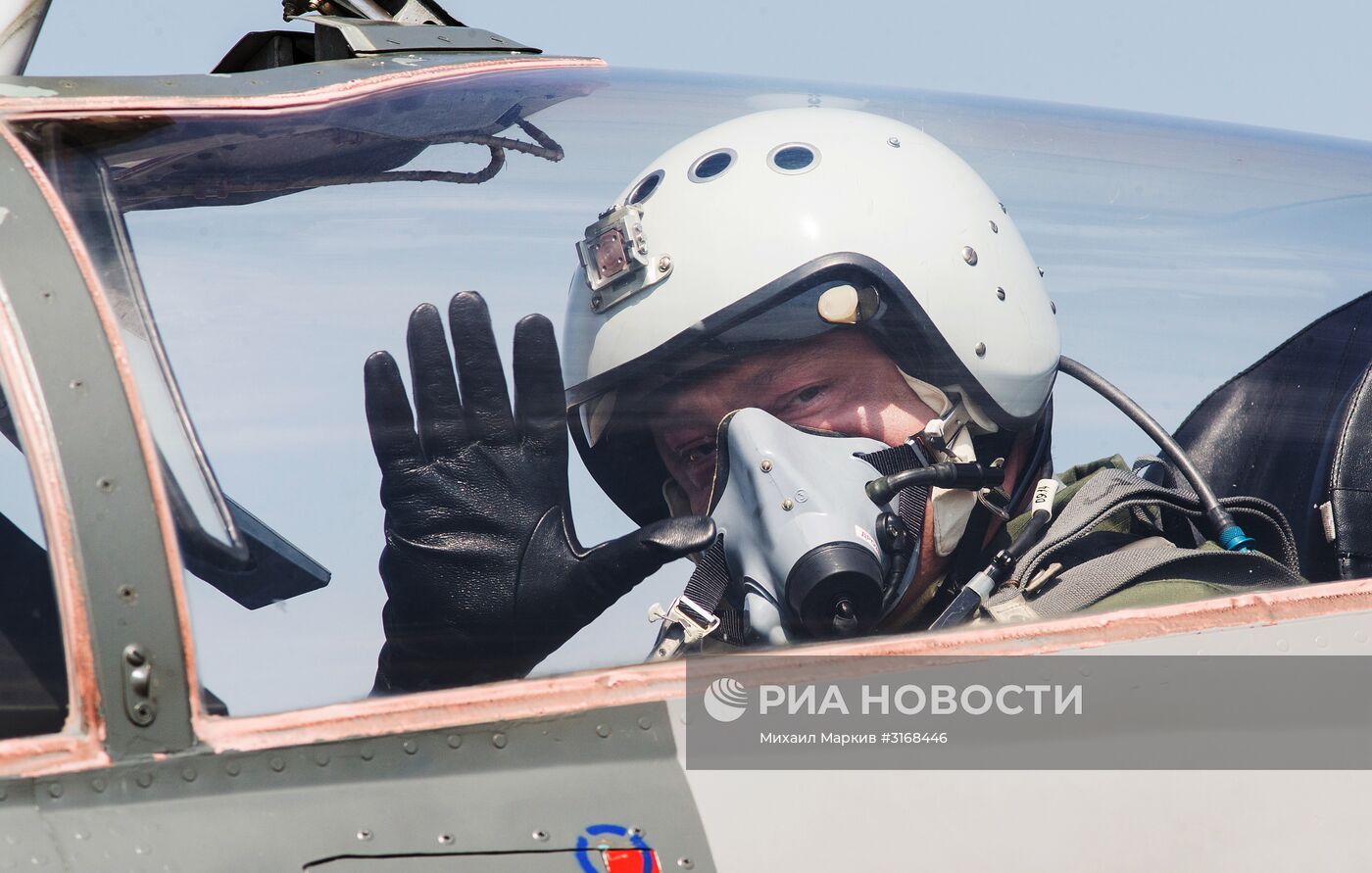 Президент Украины П. Порошенко совершил полет на истребителе МиГ-29