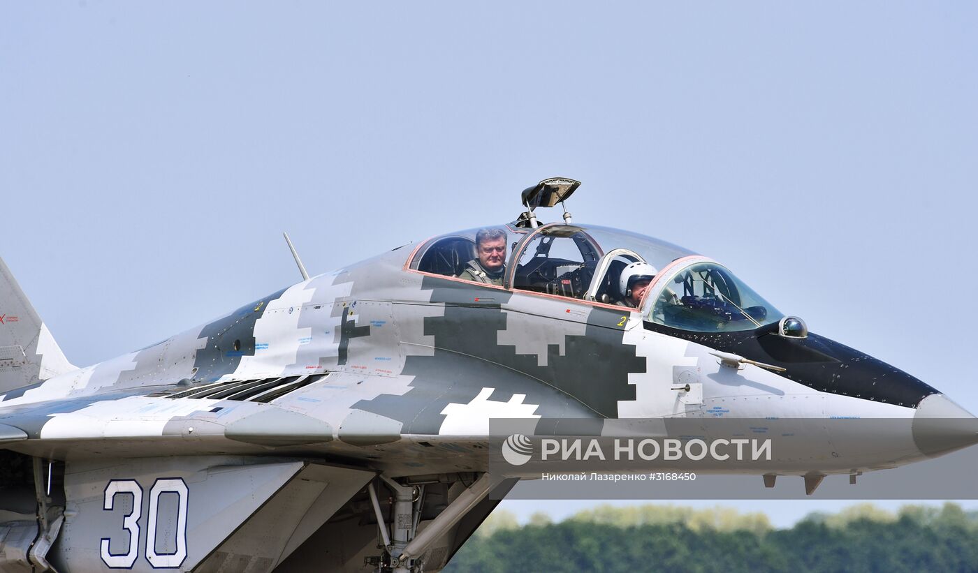 Президент Украины П. Порошенко совершил полет на истребителе МиГ-29