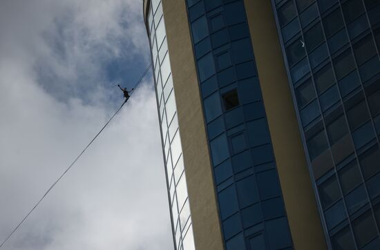 В Екатеринбурге канатоходец Максим Кагин прошел по стропе между двух небоскребов