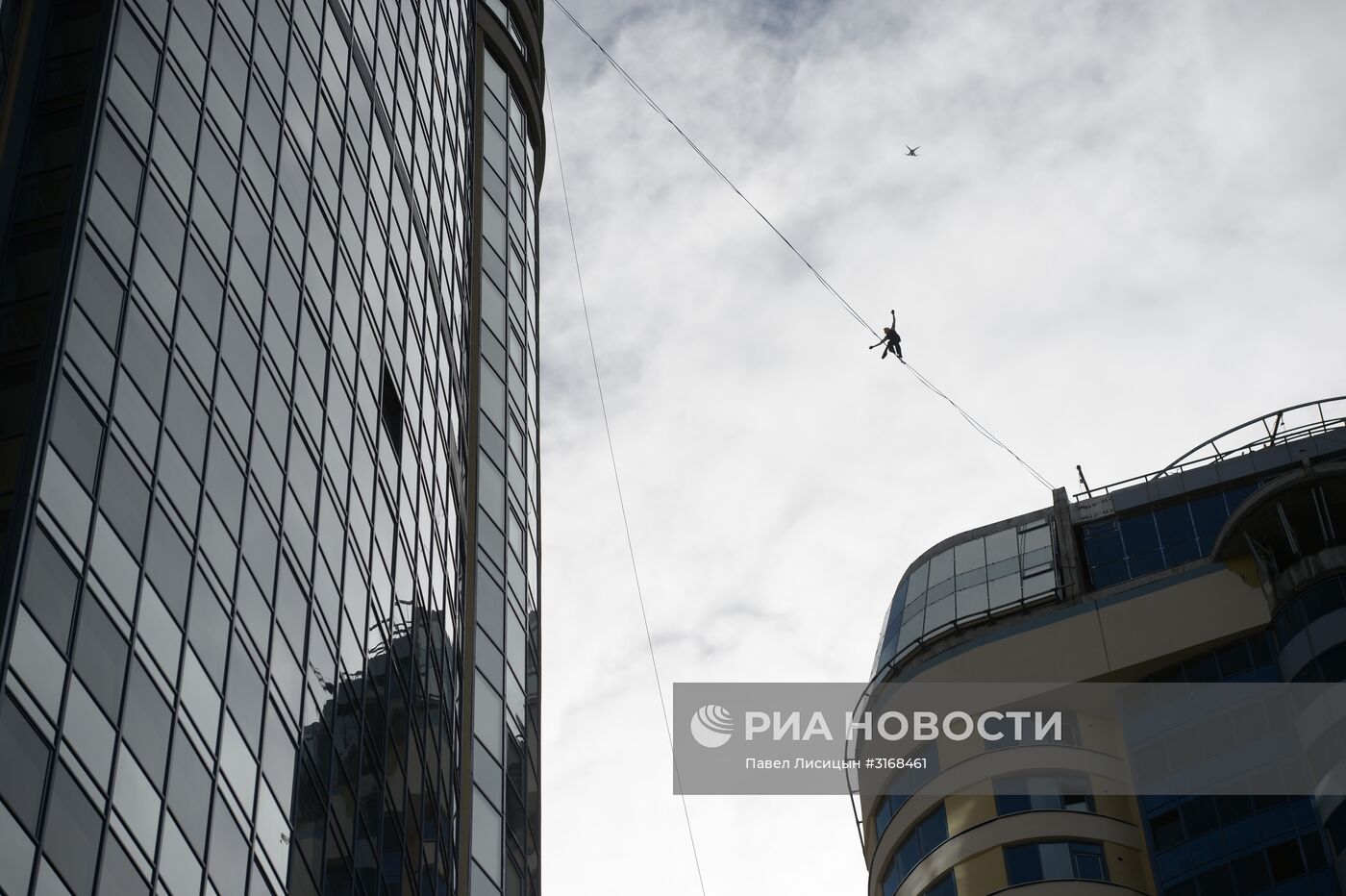 В Екатеринбурге канатоходец Максим Кагин прошел по стропе между двух небоскребов