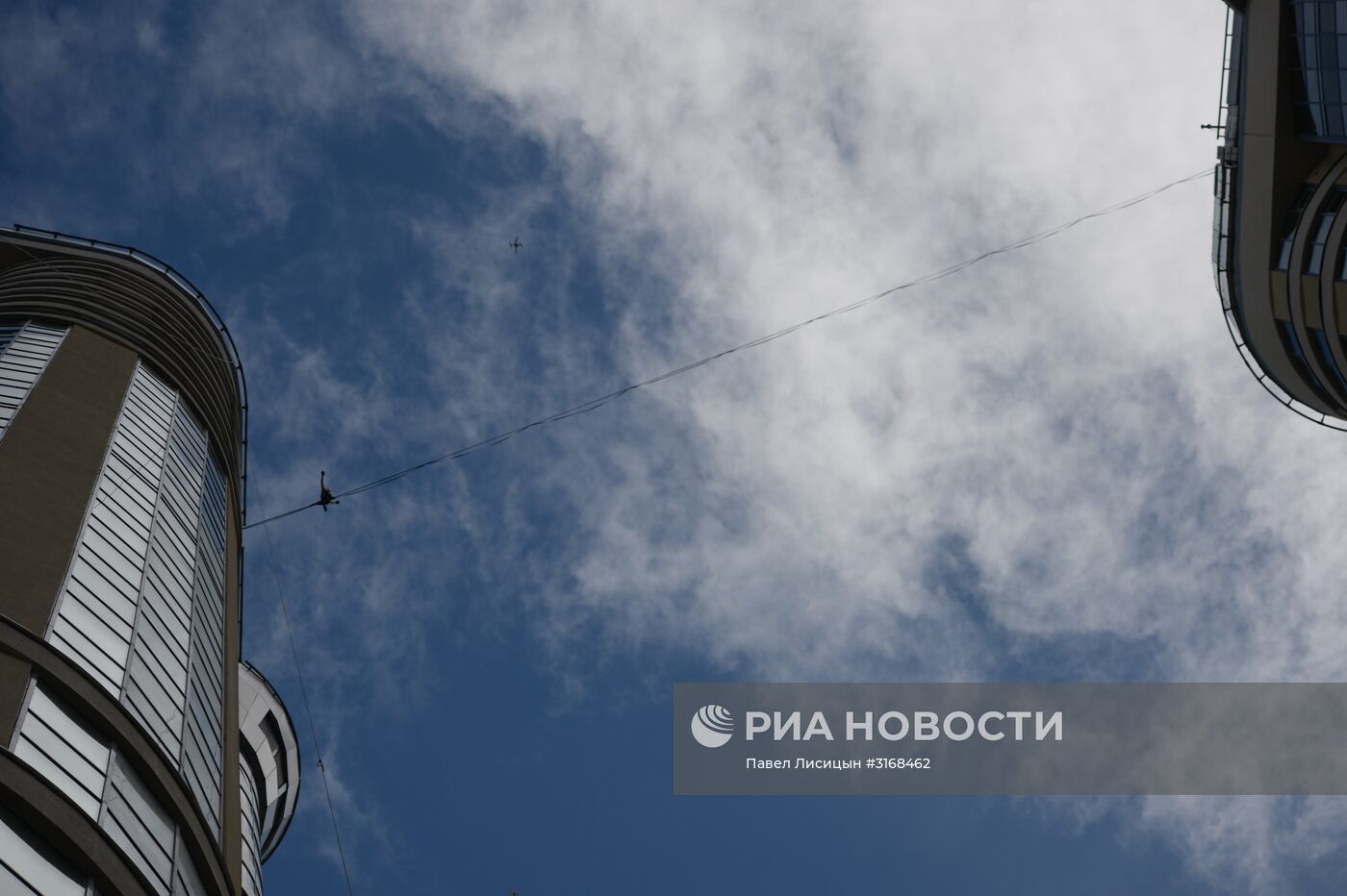 В Екатеринбурге канатоходец Максим Кагин прошел по стропе между двух небоскребов