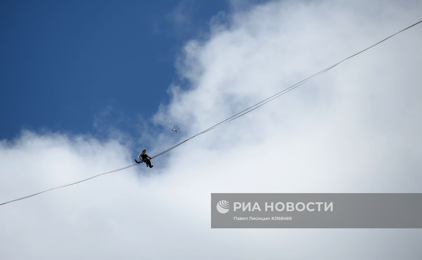 В Екатеринбурге канатоходец Максим Кагин прошел по стропе между двух небоскребов